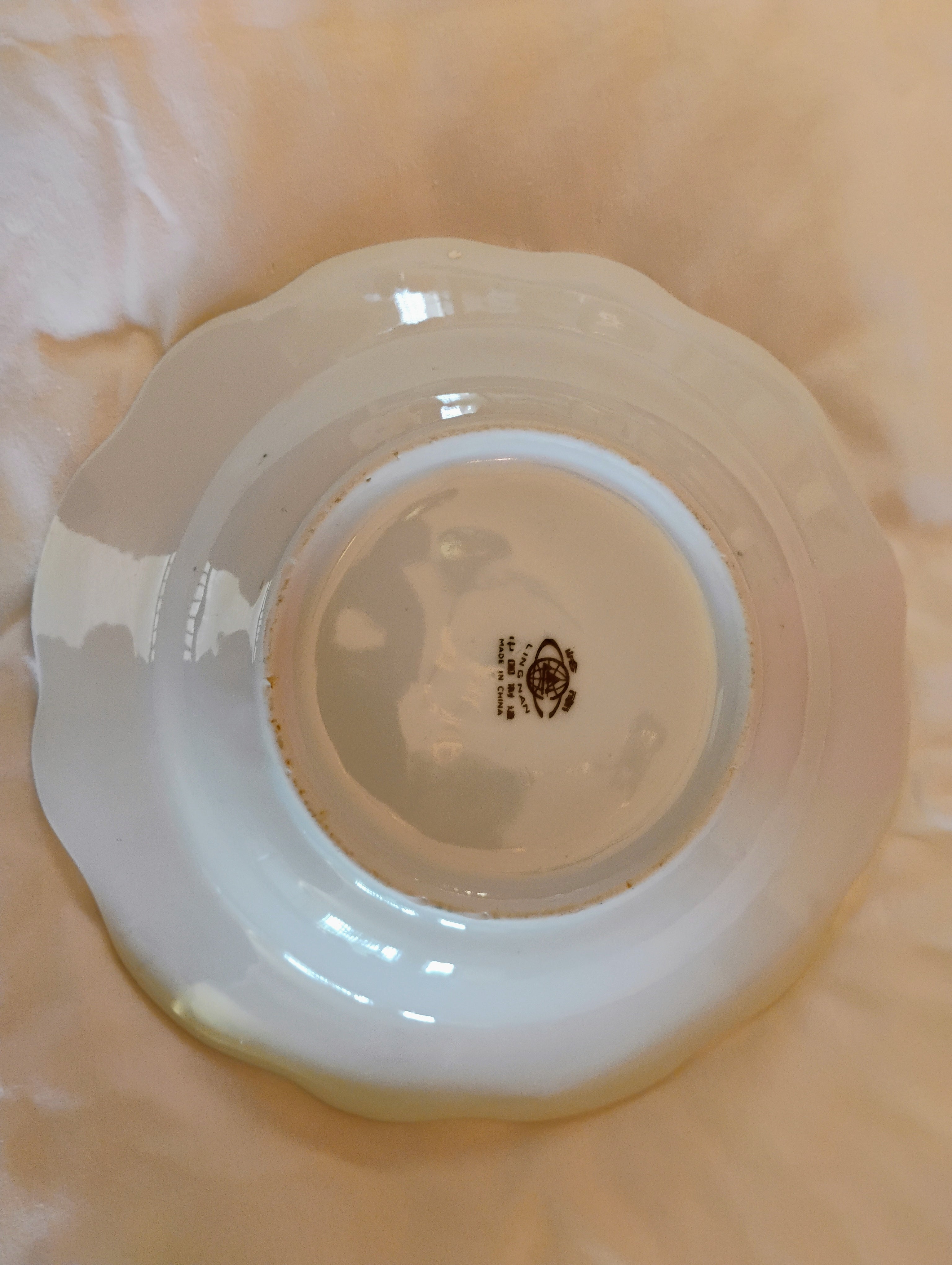 Ling Nan Chinese Export Porcelain Scalloped Plate — Rose & Lily with Character Medallions