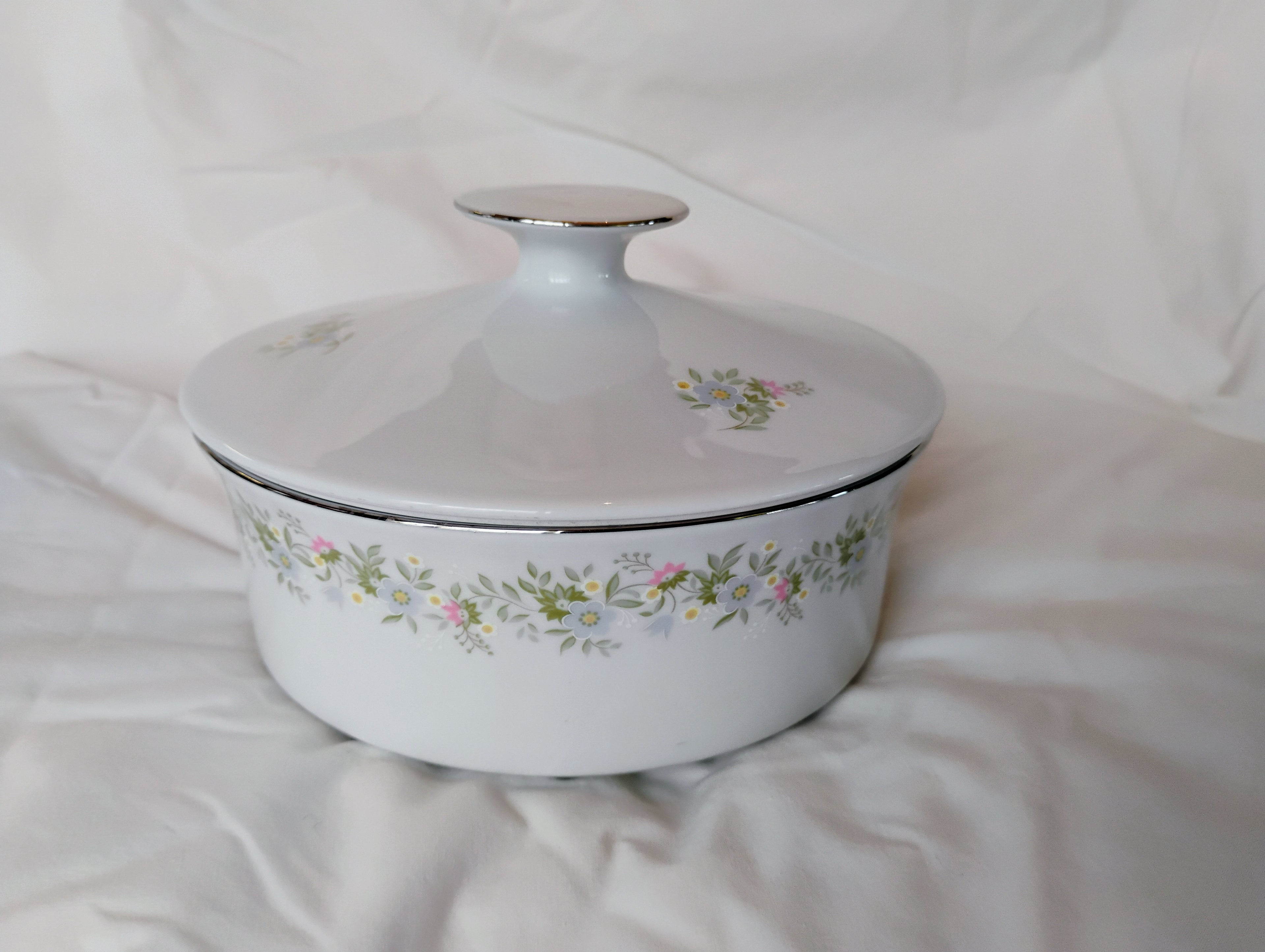 Johann Haviland Bavaria Lidded Porcelain Casserole Dish — Wildflower Garland with Platinum Rim