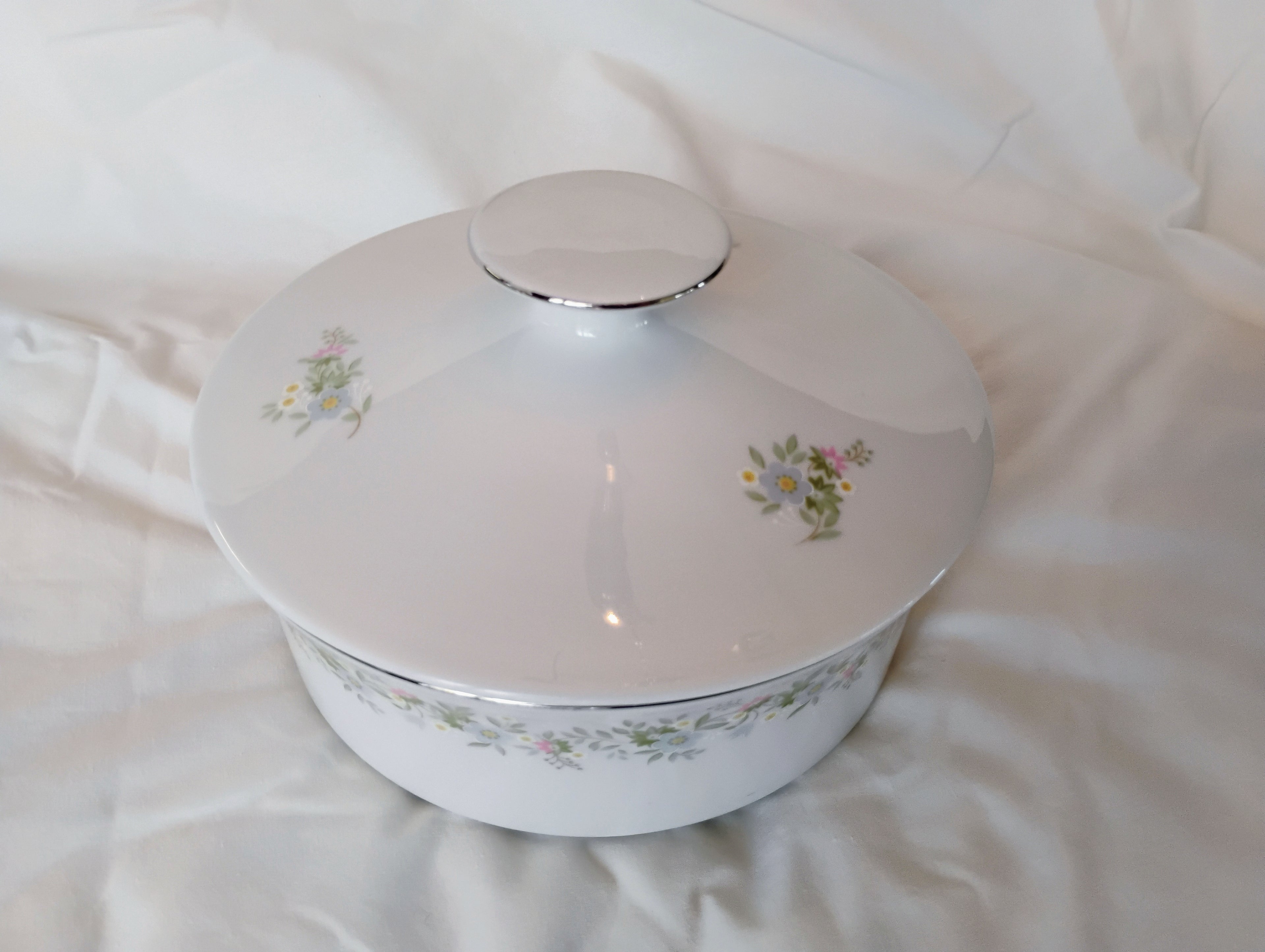 Johann Haviland Bavaria Lidded Porcelain Casserole Dish — Wildflower Garland with Platinum Rim