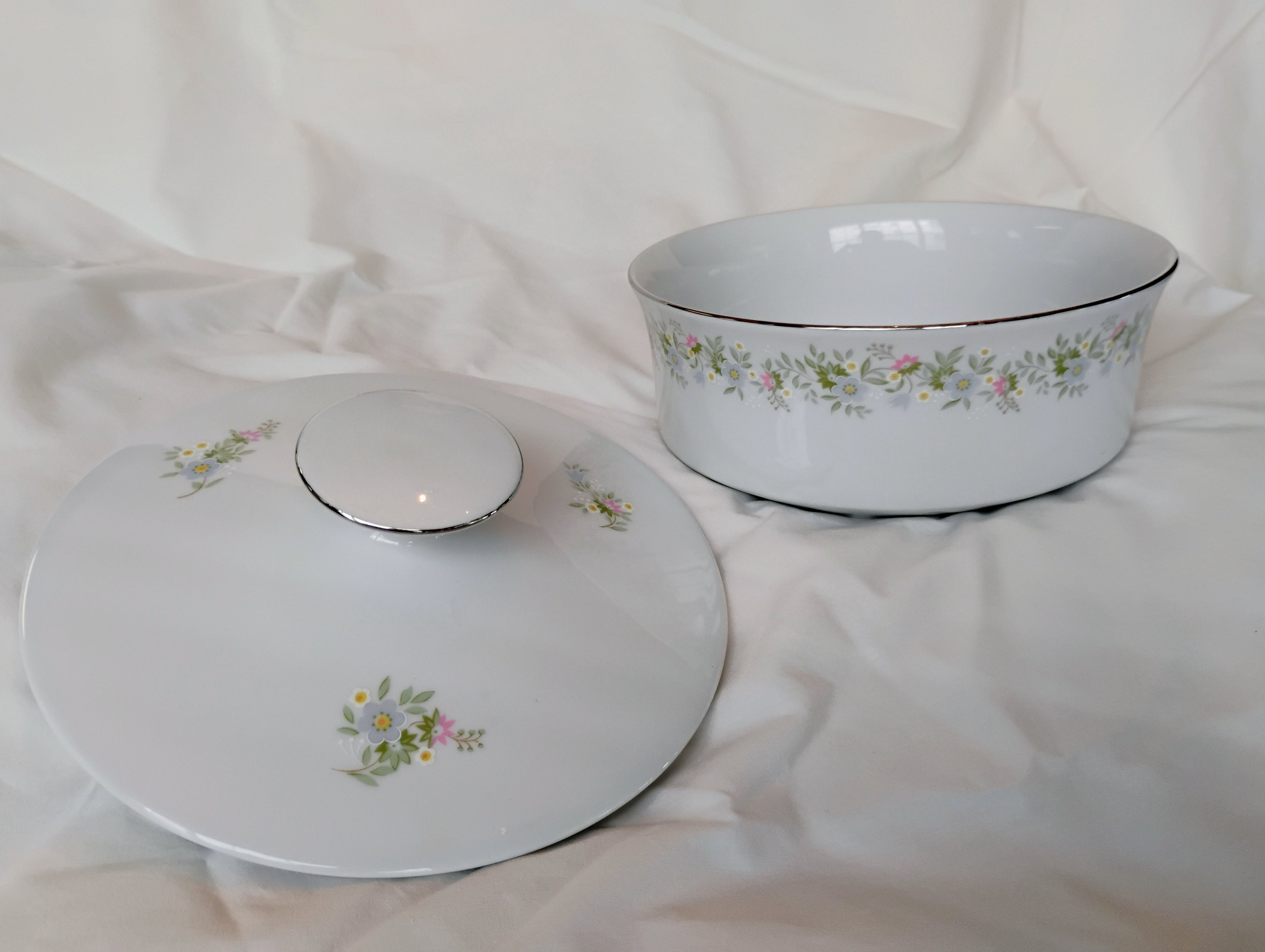 Johann Haviland Bavaria Lidded Porcelain Casserole Dish — Wildflower Garland with Platinum Rim