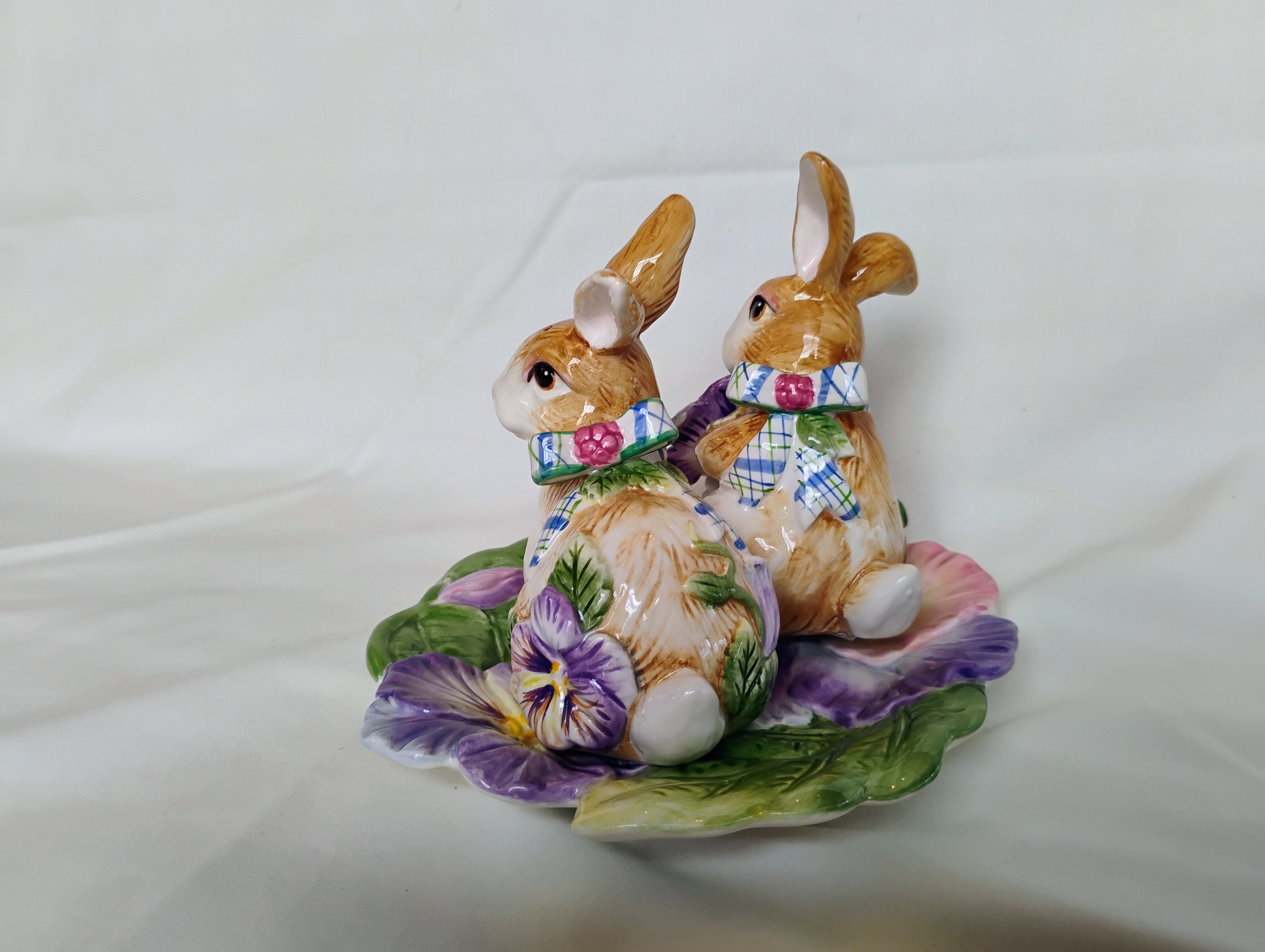 Fitz and Floyd Classics Pansy Bunny Salt & Pepper Shaker Set with Pansy Leaf Tray — Original Box