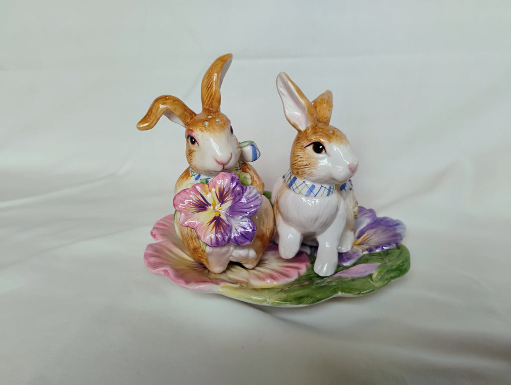 Fitz and Floyd Classics Pansy Bunny Salt & Pepper Shaker Set with Pansy Leaf Tray — Original Box
