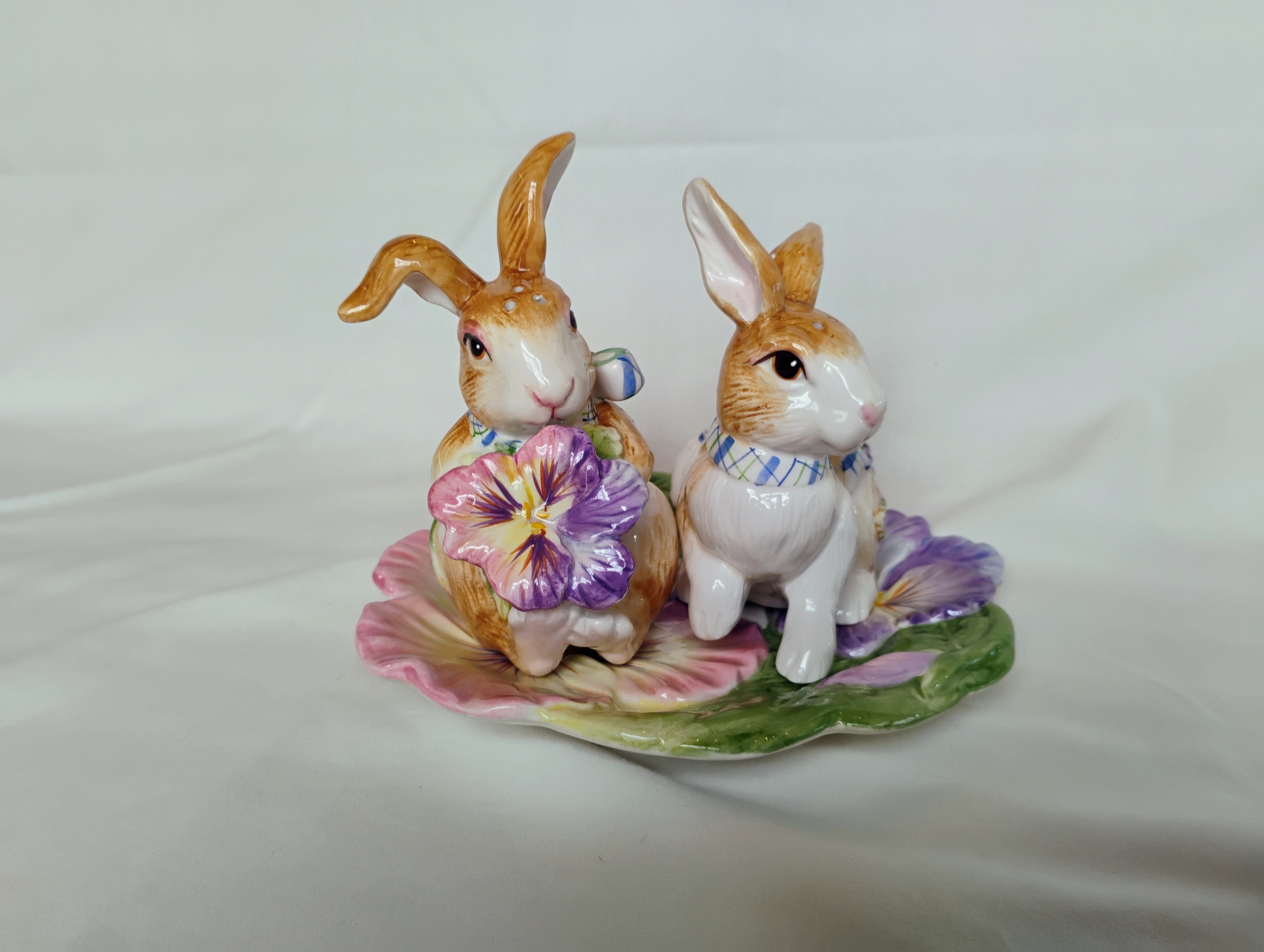 Fitz and Floyd Classics Pansy Bunny Salt & Pepper Shaker Set with Pansy Leaf Tray — Original Box