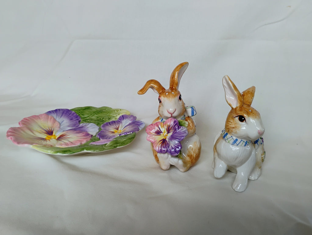 Fitz and Floyd Classics Pansy Bunny Salt & Pepper Shaker Set with Pansy Leaf Tray — Original Box