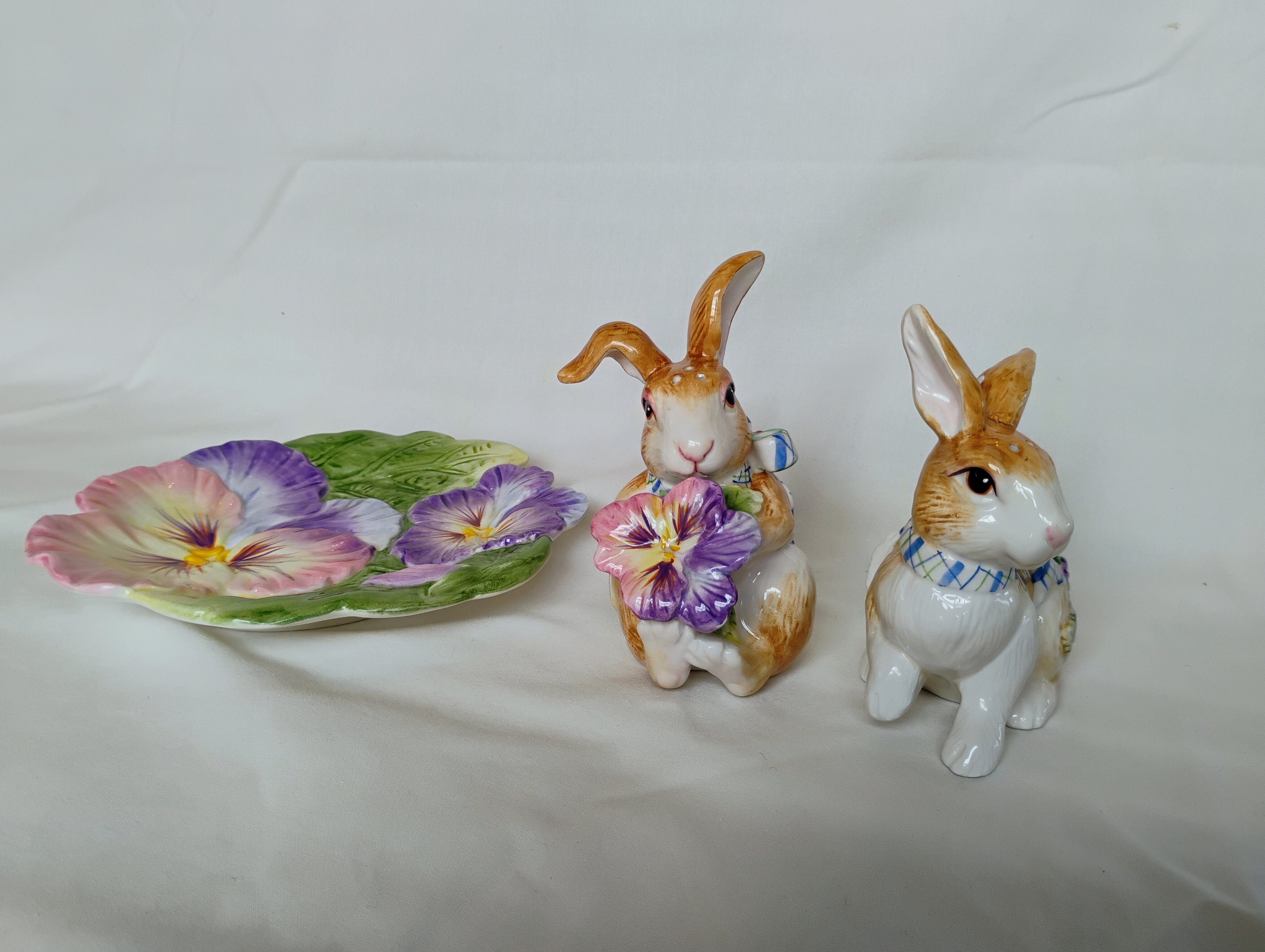 Fitz and Floyd Classics Pansy Bunny Salt & Pepper Shaker Set with Pansy Leaf Tray — Original Box